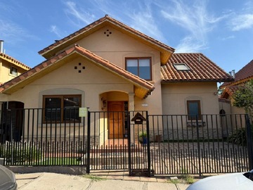Casa en venta en ., Peñalolén - 4 dormitorios, 3 baños