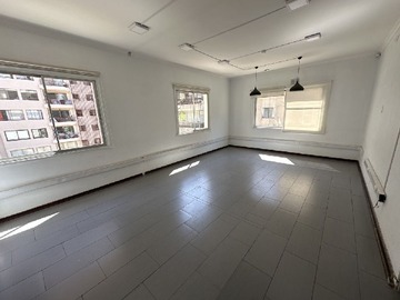 Oficina en arriendo mensual en Las Condes, Escuela Militar, Las Condes - 2 baños
