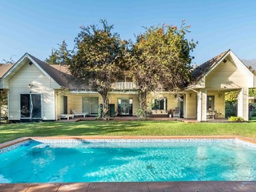 Casa en venta en Alvaro Casanova // Gran jardín, piscina (116375), Peñalolén - 6 dormitorios, 5 baños