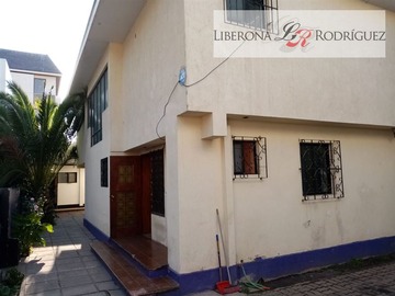 Casa en venta en Casona en sector Oriente de Viña del Mar, Viña del Mar - 6 dormitorios, 4 baños