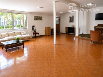 Casa en venta en Terreno Esquina de 4.123 m² con Infraestructura Institucional y Potencial de Reconversión, Quinta Normal - 32 dormitorios
