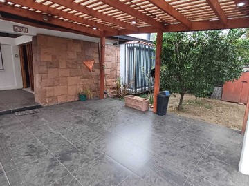 Casa en venta en Casa con potencial Villa Frei (95604), Ñuñoa - 3 dormitorios, 2 baños