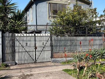 Casa en venta en Casa de 2 Pisos con 2 Cocinas y Amplio Espacio - 7 dormitorios, 3 baños