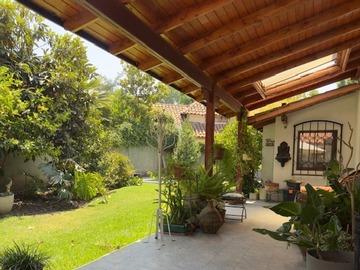 Casa en venta en Colegio San Benito, Vitacura - 6 dormitorios, 5 baños