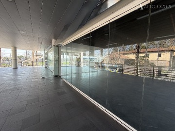 Local Comercial en arriendo mensual en Ciudad Emprtesarial, Huechuraba - 4 baños