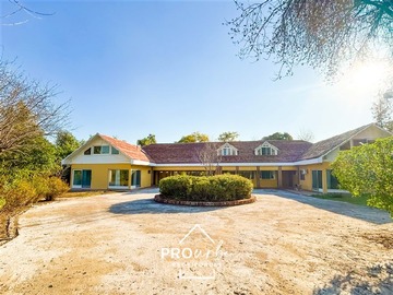 Casa en venta en Av. El valle, Colina - 11 dormitorios, 6 baños