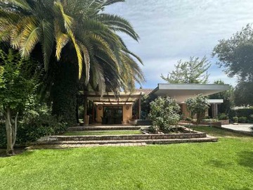 Casa en venta en Amplia Casa con Jardín en Tranquilo Sector (133290), Lo Barnechea - 5 dormitorios, 4 baños
