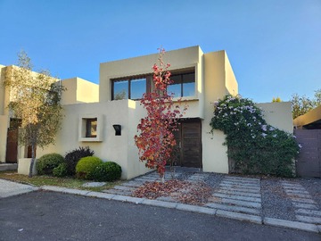 Casa en venta en Impecable casa familiar con piscina y quincho (175308), Colina - 3 dormitorios, 4 baños