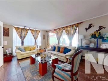 Casa en venta en Entre Via Roja y Avenida El Valle, Peñalolén - 3 dormitorios, 4 baños