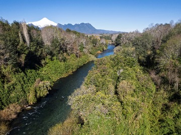 Terreno en venta en Terreno con Orilla Al Río Liucura, 6.586 M2, Pucón