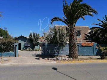 Casa en venta en Avenida comercio, Pichilemu - 8 dormitorios, 5 baños