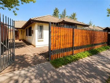 Casa en venta en Portal de la Viña, Peñalolén - 4 dormitorios, 2 baños