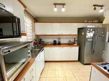 Casa en venta en Casa de 2 pisos con quincho y piscina (163986), Chillán - 3 dormitorios, 3 baños