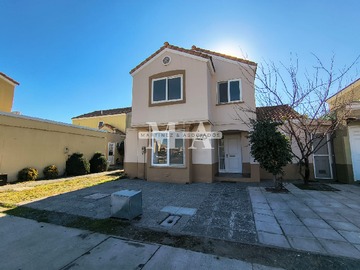 Casa en arriendo mensual en Av. del Manantial 18516, San Bernardo - 5 dormitorios, 3 baños