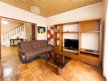 Casa en venta en Suarez Mujica/ José Domingo Cañas, Ñuñoa - 5 dormitorios, 3 baños
