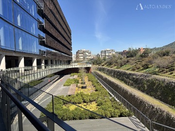 Local Comercial en arriendo mensual en Avenida Santa María con Carolina Rabat, Vitacura - 1 baño