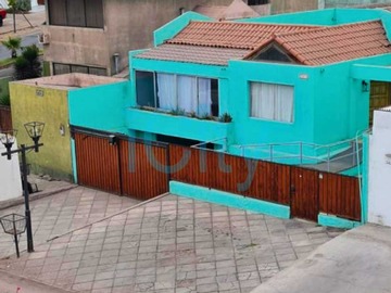 Casa en venta en Oportunidad Única de Inversión en Casa (168839), Iquique - 5 dormitorios, 4 baños