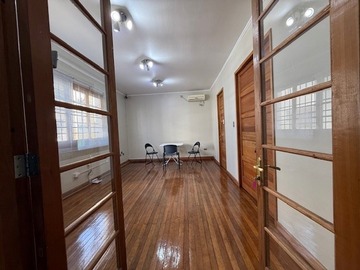 Oficina en venta en 2 Casas/Oficinas recién remodeladas. Entradas independientes desde la calle. Patio y amplio subterráneo. Ernesto Reyes/ Av. Santa María, Providencia. Metro Salvador, Providencia - 8 dormitorios, 4 baños