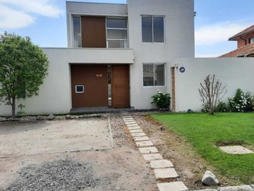 Arriendo Mensual / Casa / Colina