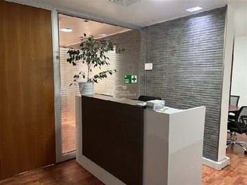Oficina en venta en Apoquindo / Neveria, Las Condes - 5 dormitorios, 2 baños