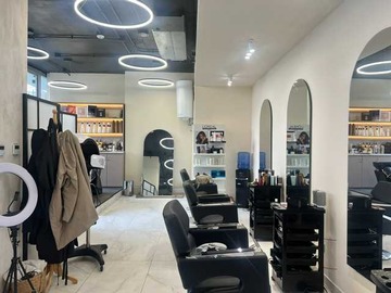 Local Comercial en arriendo mensual en Planta Libre/ Raúl Labbé / 1 estacionamiento (75990), Lo Barnechea - 1 baño