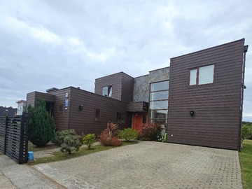 Casa en venta en Hermosa y amplia casa Puerto Varas (84176), Puerto Varas - 5 dormitorios, 4 baños