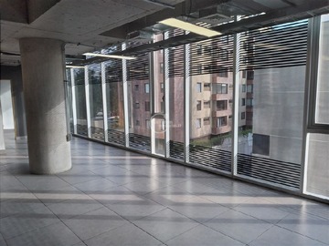 Oficina en arriendo mensual en Camino el alba, Las Condes - 2 baños