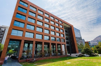 Oficina en arriendo mensual en Ciudad Empresarial, Huechuraba - 5 dormitorios, 3 baños
