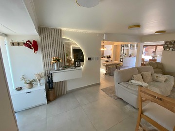 Casa en venta en Bajo precio remodelada (103573), Huechuraba - 4 dormitorios, 5 baños