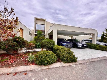 Casa en venta en A pasos de colegios, monte tabor y craighouse (97692), Lo Barnechea - 3 dormitorios, 3 baños