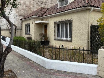 Casa en arriendo mensual en Amplia Casa Comercial (170100), Ñuñoa - 4 dormitorios, 2 baños