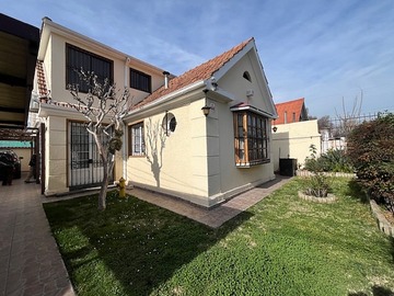 Casa en venta en Suarez mujica, campos de deporte, Ñuñoa - 5 dormitorios, 3 baños