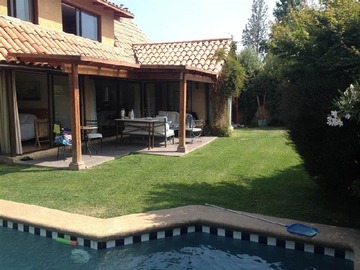 Casa en venta en Luminosa casa Fernandez Wood a pasos de colegios Monte Tabor y Santiago College, Lo Barnechea - 4 dormitorios, 4 baños
