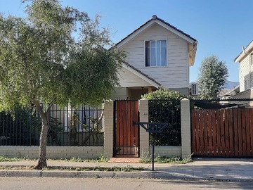 Casa en venta en Amplia Propiedad en Calle Chicauma a la Venta de Larapinta - 4 dormitorios, 2 baños