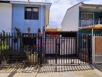 Casa en venta en Casa de Dos Pisos con 2 Dormitorios, 1 Baño, Coquimbo, IV Region. - 2 dormitorios, 1 baño