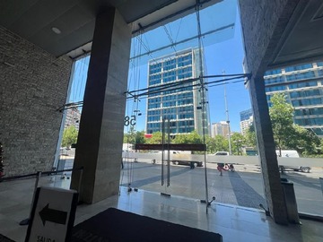 Oficina en arriendo mensual en Linda oficina en mejor sector de negocios de Santiago cercana al metro Manquehue, Las Condes - 1 dormitorio, 1 baño