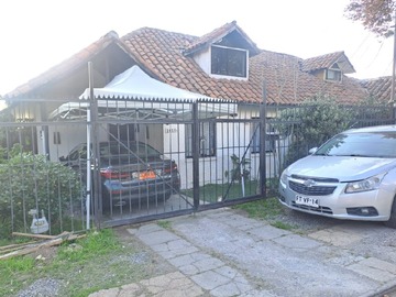 Casa en venta en Cómoda casa en parque residencial, Peñalolén - 4 dormitorios, 2 baños