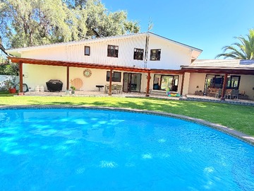 Casa en venta en Vivienda Luminosa y Bien Conectada (159932), Las Condes - 4 dormitorios, 4 baños
