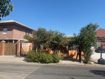 Casa en venta en Metro la cisterna, La Cisterna - 4 dormitorios, 2 baños