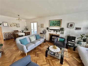 Casa en venta en Amplia y luminosa casa de 6D - 4B en barrio residencial de Las Condes., Las Condes - 6 dormitorios, 4 baños