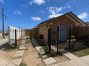Casa en venta en Casa esquina alto potencial comercial frente hospital | San Joaquín La Serena, La Serena - 4 dormitorios, 3 baños
