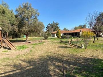 Casa en venta en Avenida chicureo con camino el algarrobo, Colina - 5 dormitorios, 5 baños
