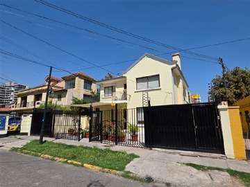 Oficina en venta en a 300 metros de Plaza Egaña, Ñuñoa - 12 dormitorios, 6 baños