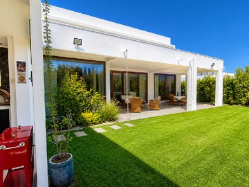 Casa en venta en Av. La Dehesa / Bernardo Larraín, Lo Barnechea - 5 dormitorios, 4 baños
