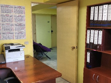 Oficina en arriendo mensual en Se Arrienda Amplia y Luminosa Oficina en Santiago Centro - 3 dormitorios, 2 baños