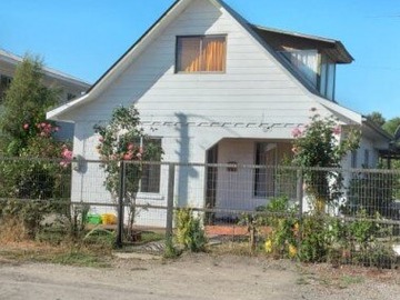 Casa en venta en Pje. El Níspero 11, Parral - 4 dormitorios, 2 baños