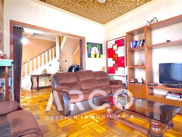 Casa en venta en Monseñor Eyzaguirre / Crescente Errázuriz 700 - 900, Ñuñoa - 4 dormitorios, 3 baños