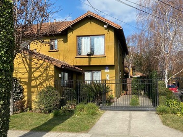 Casa en venta en Avenida Circunvalación Paul Harris, Curicó - 4 dormitorios, 3 baños