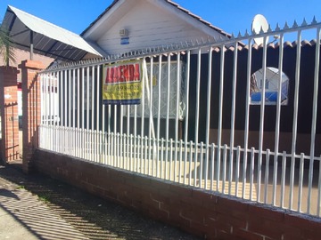 Casa en arriendo mensual en Se Arrienda Casa Ubicada en Av. la Hacienda Poniente, Larapinta - 3 dormitorios, 2 baños