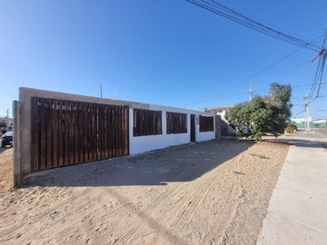 Casa en venta en Casa Esquina Sólida, 180 M de Terreno, Tongoy, Coquimbo. - 2 dormitorios, 1 baño